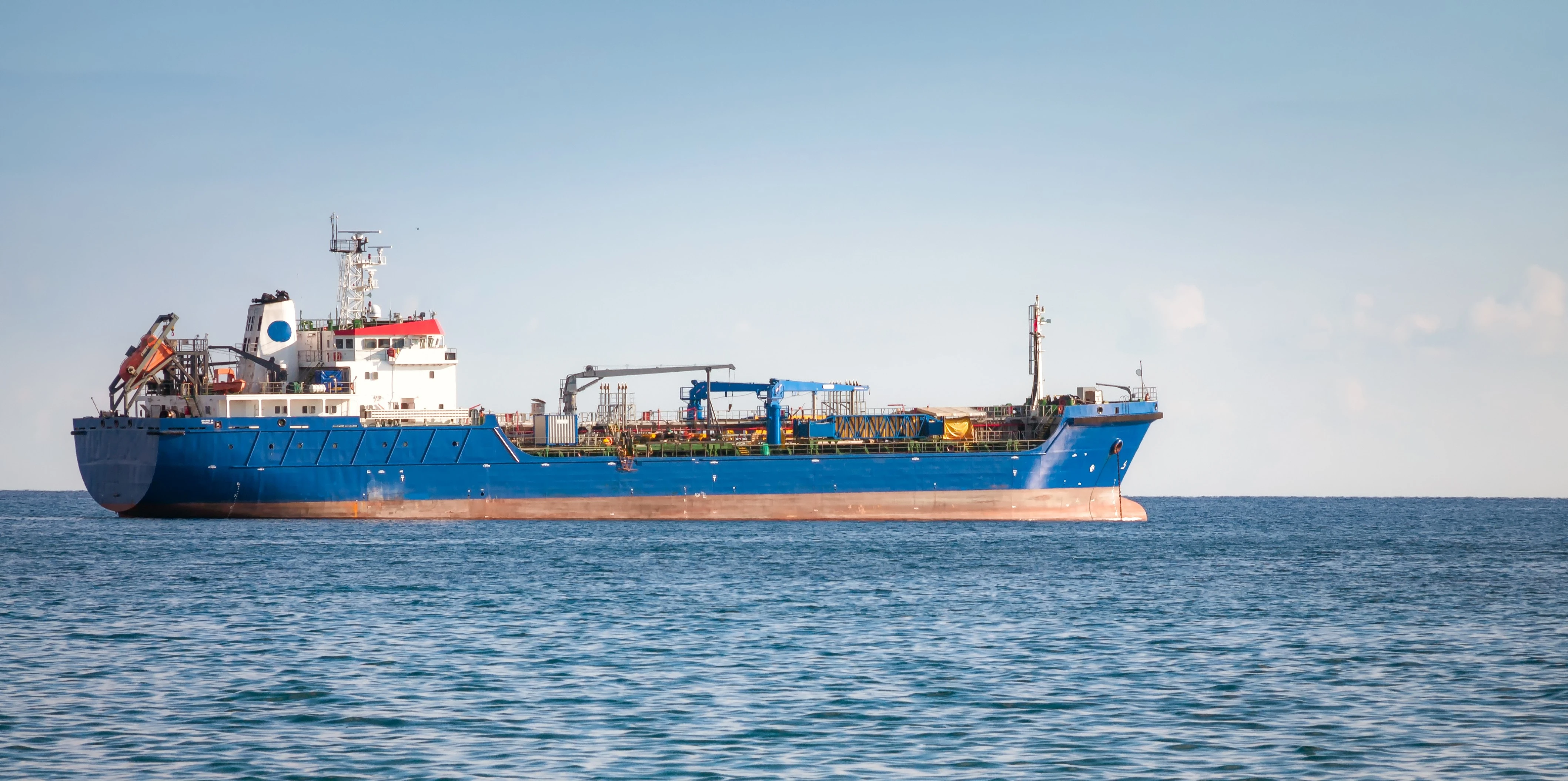 Buque petrolero azul en alta mar