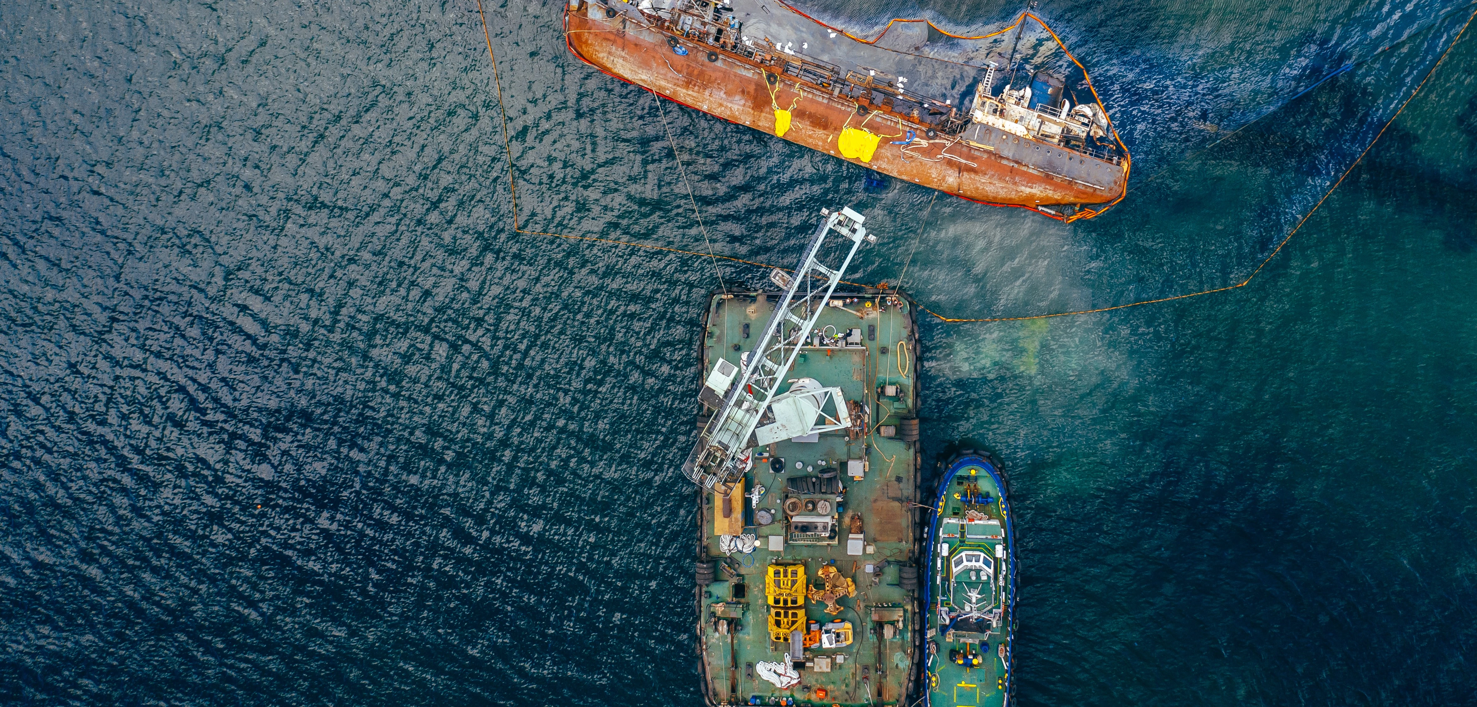 Dos buques petroleres cerca de la costa