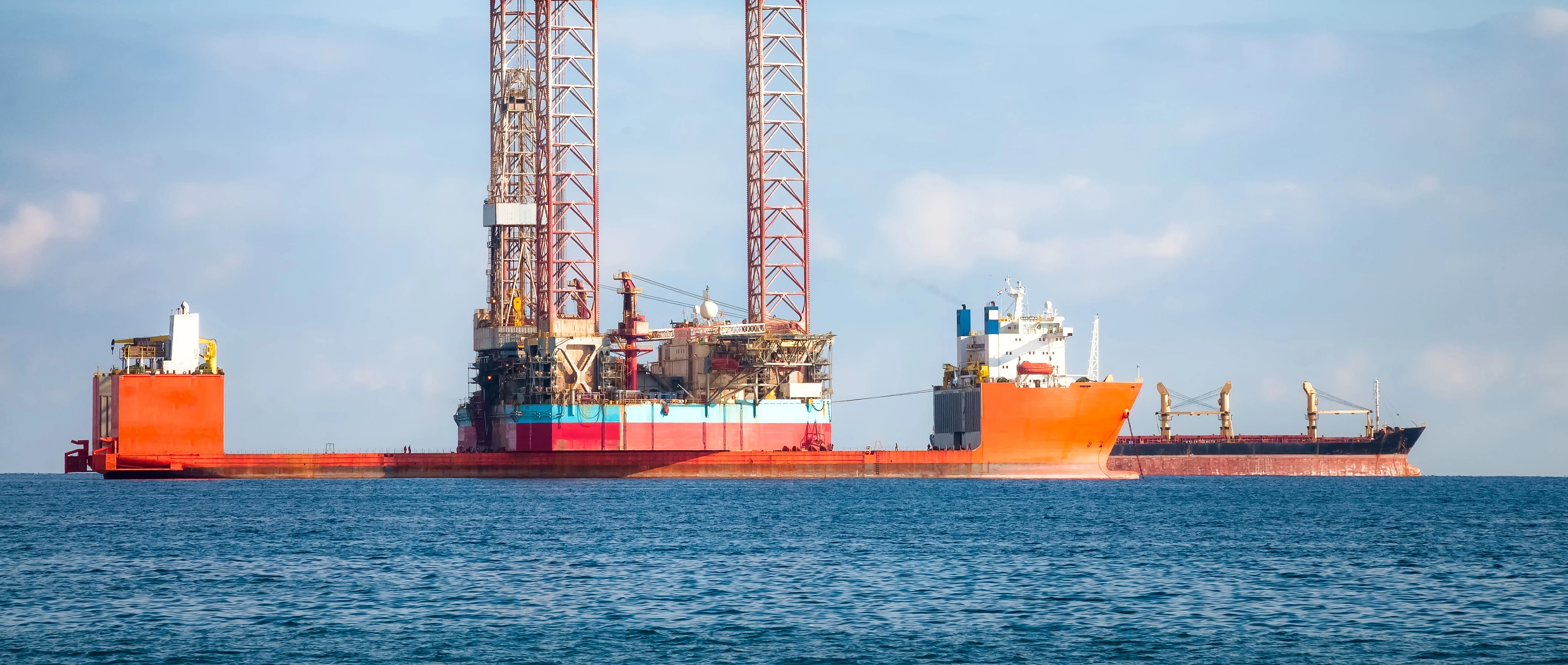Dos buques petroleros en el mar